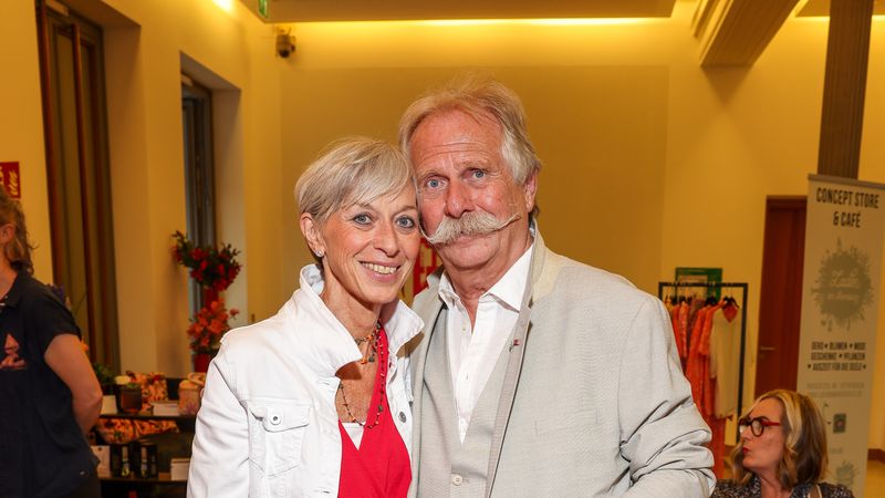 Anke und Henning Krautmacher im Mai 2024: Der Frontmann der Höhner hatte die Kölner Band Ende 2022 verlassen, um sich um seine Frau zu kümmern. Anke Krautmacher war 2022 schwer an Magenkrebs erkrankt, ihre Prognose war alles andere als günstig. "Meiner Frau geht es inzwischen wieder gut", atmet Henning Krautmacher heute auf.
