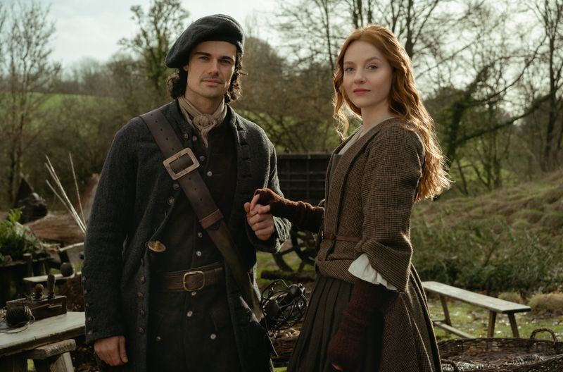 "Outlander: Blood Of My Blood" überzeugt nicht zuletzt beim Casting: Brian Fraser (Jamie Roy) und Ellen MacKenzie (Harriet Slater) sehen ihrem in der originalen "Outlander"-Serie auftretenden Sohn Jamie erstaunlich ähnlich. 
