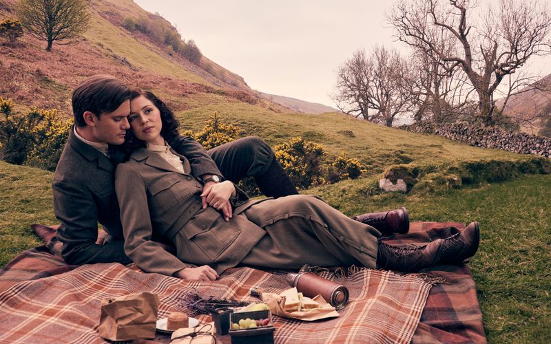Die traumhafte Landschaft der schottischen Highlands spielt auch in "Outlander: Blood Of My Blood" die heimliche Hauptrolle. Vor den grünen Hügeln erzählt das Prequel unter anderem, wie sich Henry Beauchamp (Jeremy Irvine) und Julia Moriston (Hermione Corfield) einst kennengelernt haben. 