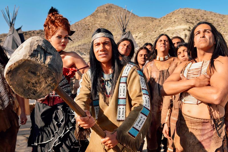 2017 gab es schon einmal ein "Schuh des Manitu"-Comeback: In "Bullyparade - Der Film" hat sich Winnetou (Michael "Bully" Herbig, zweiter von links)  verliebt. Beim Hau-den-Lukas will er seine Männlichkeit unter Beweis stellen.

