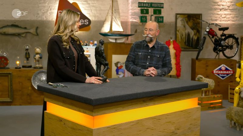 "Er war in der Grube glaube ich, oder?", fragte der Horst Lichter die "Bares für Rares"-Expertin Dr. Bianca Berding. "Wobei ich mir ganz sicher bin: Man ist früher nicht barfuß ...", irritierte ihn die Darstellung des Minenarbeiters.
