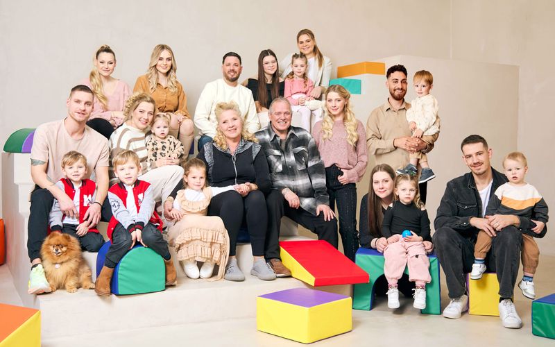 Am 23. Juli (20.15 Uhr, bei RTLZWEI) geht die Doku-Soap um die wohl bekannteste Großfamilie Deutschlands in die nächste Staffel. Ein idealer Anlass, um noch einmal die Höhe- und Tiefpunkte der letzten 14 Jahre "Die Wollnys - Eine schrecklich große Familie" Revue passieren zu lassen ...