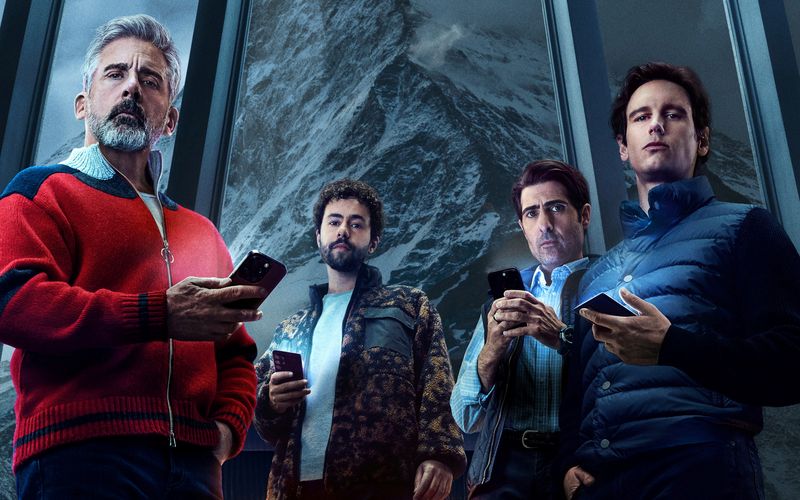 Vier Milliärdare, ein abgelegenes Berg-Anwesen - doch von Ruhe keine Spur: Das Wochenende der Freunde Randall (Steve Carell, von links), Hugo (Jason Schwartzman), Venis (Cory Michael Smith) und Jeff (Ramy Youssef) gerät nach gewalttätigen Zusammenstößen weltweit in der Filmsatire "Mountainhead" ordentlich durcheinander. 