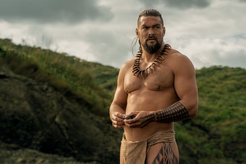 Jason Momoa erzählt in der historischen Apple-Serie "Chief of War" (ab 1. August) von der Entstehung des Königreichs Hawaii im späten 18. Jahrhundert. Von Beginn an musste es sich gegen weiße Kolonialisten zur Wehr setzen. Die hawaiianische Sprache, aber auch die prachtvollen Landschaften, ungewöhnlichen Riten und Kleider der Hawaiianer geben der von Apple offenbar üppig finanzierten Serie einen einzigartigen Look. 