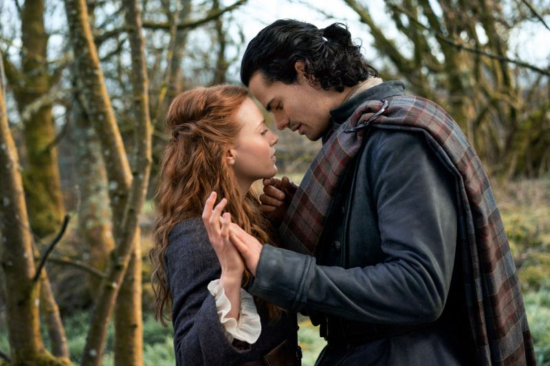 "Outlander: Blood Of My Blood" erzählt, wie sich Brian Fraser (Jamie Roy) und Ellen MacKenzie (Harriet Slater) kennen und lieben lernten.