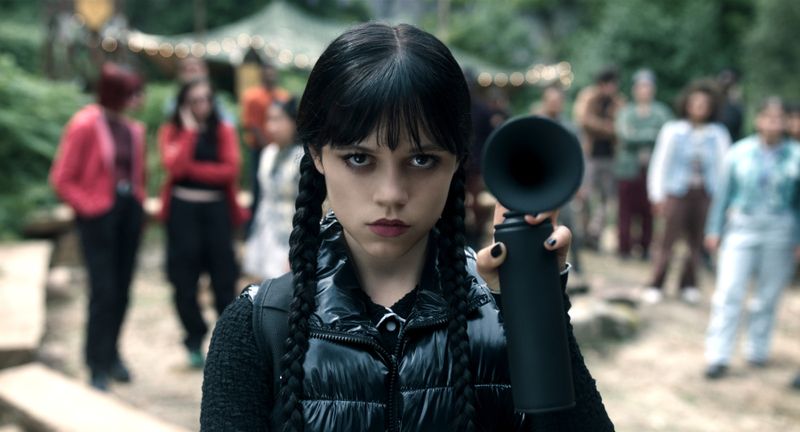 Nach knapp drei Jahren Wartezeit hat die Geduldsprobe ein Ende: Mit "Wednesday" bekommt die erfolgreichste englischsprachige Netflix-Serie aller Zeiten endlich eine Fortsetzung. Die von Jenna Ortega verkörperte Serienheldin erwarten in der Nevermore Academy einmal mehr düstere Gestalten, allerlei Geheimnisse und prominente Neuzugänge im Cast. Was sonst noch im Streaming-Sommer ansteht? Unsere Galerie schafft Abhilfe.
