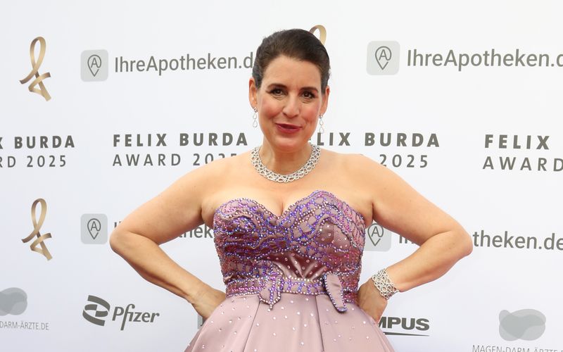 Elena Uhlig, hier bei der Verleihung der Felix Burda Awards am 9. Mai 2025 in Berlin, ist mit ihrer Figur zufrieden. Trotzdem hat sich die Schauspielerin eine Abnehmspritze verschrieben lassen - aus gesundheitlichen Gründen, wie sie sagt. 