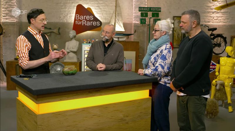 Verkäuferin Bettina aus Glonn fand ihre kleine Vase vom Trödel "super", nur ihrem Ehemann Alexander gefiel das Stück so gar nicht. Der sorgte auch bei Horst Lichter in der Montagsausgabe der ZDF-Trödelshow "Bares für Rares" dafür, dass das "hässliche Teil" verkauft wurde - und das für einen stolzen Preis. 