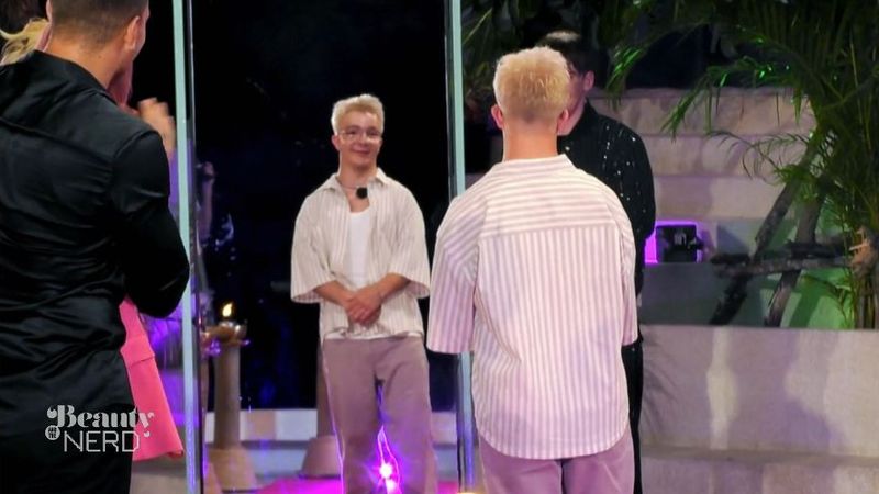 Im ersten Moment ist Nerd Sammy von seinem neuen Look begeistert. Doch mit dem Blond auf seinem Kopf ist er nicht glücklich.
