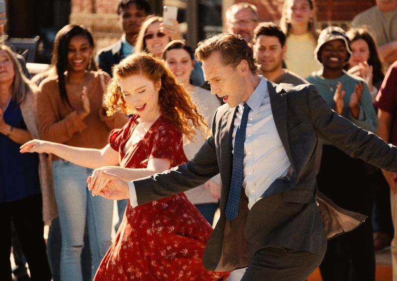 "The Life of Chuck" beginnt mit dem Ende: Charles "Chuck" Krantz (Hiddleston) stirbt mit 39 Jahren an einem Hirntumor. Eine Tragödie also, aber Regisseur Mike Flanagan findet wie auch Stephen King in der literarischen Vorlage erstaunlich viel Positives darin. Vom Ableben des Protagonisten ausgehend, wird das Leben von Chuck chronologisch rückwärts rekonstruiert. Und auf dem Weg warten ein paar schöne, lebensbejahende Botschaften, die man so eher nicht gewohnt ist von Stephen-King-Stoffen.
