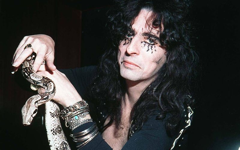 Düsteres Make-up, laute Musik und gruselige Konzerte mit hektoliterweise Kunstblut: So wurde Alice Cooper zur Shock-Rock-Ikone und zum Vorbild für jeden Musiker, der Angst und Schrecken verbreiten will. Aber jenseits der Bühne ist Alice Cooper, der nun mit "The Revenge Of Alice Cooper" ein neues Album veröffentlicht, ein völlig anderer Mensch, wie die Galerie zeigt. 
