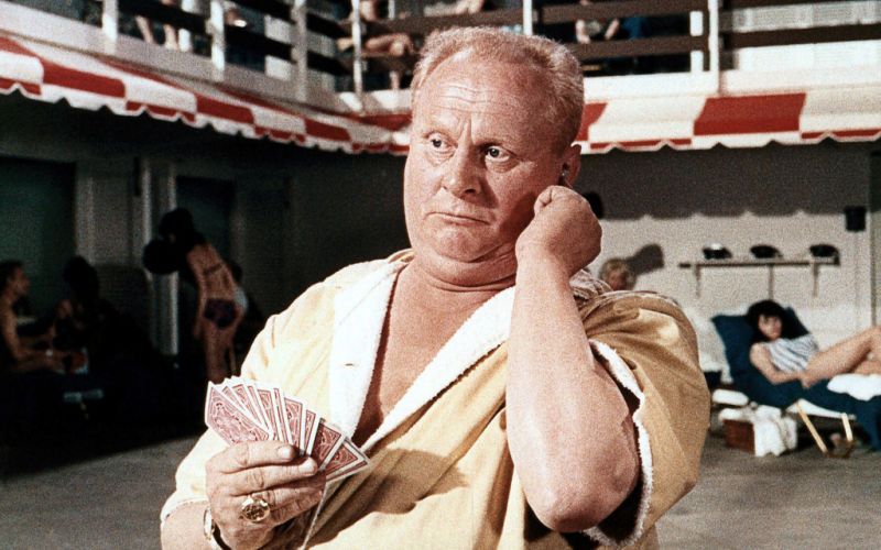 Kein Held ohne Antiheld, kein "Bond" ohne einen niederträchtigen Schurken, der die Menschheit vernichten will oder andere abgrundtief böse Pläne verfolgt. Das Paradebeispiel: Auric Goldfinger aus "Goldfinger", den VOX am Samstag, 26. Juli, um 20.15 Uhr zeigt. Die Galerie zeigt ihn und die besten Gegenspieler des Agenten, ihre Geheimwaffen und ihren genialischen Wahnsinn. 