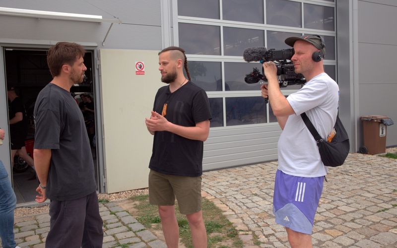 Der ARD-Journalist Frederik Fleig unterhält sich mit einem Veranstalter von Europas größter Agentur für Junggesellenabschiede.