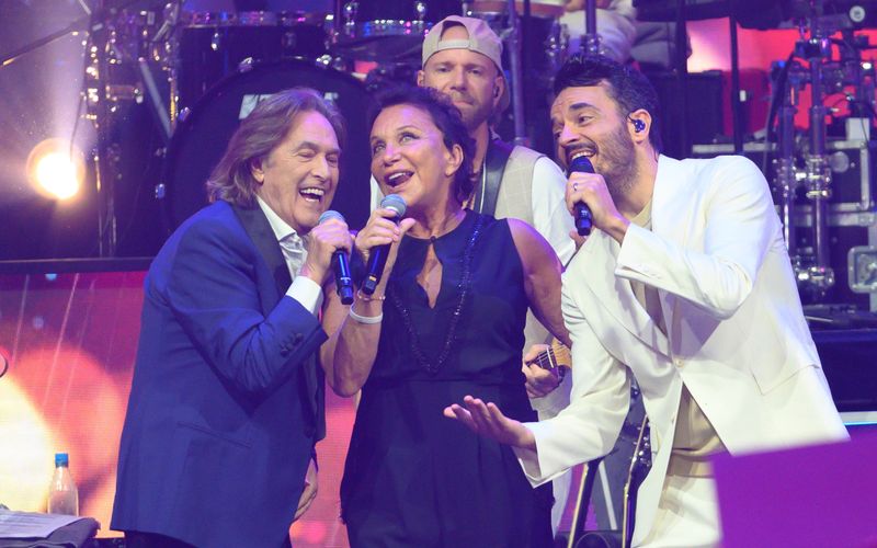 Bei vielen Auftritten greift Gastgeber Giovanni Zarrella (rechts) auch selbst zum Mikrofon: Diesmal unetrstützt er die italienische Popgruppe Ricchi E Poveri.