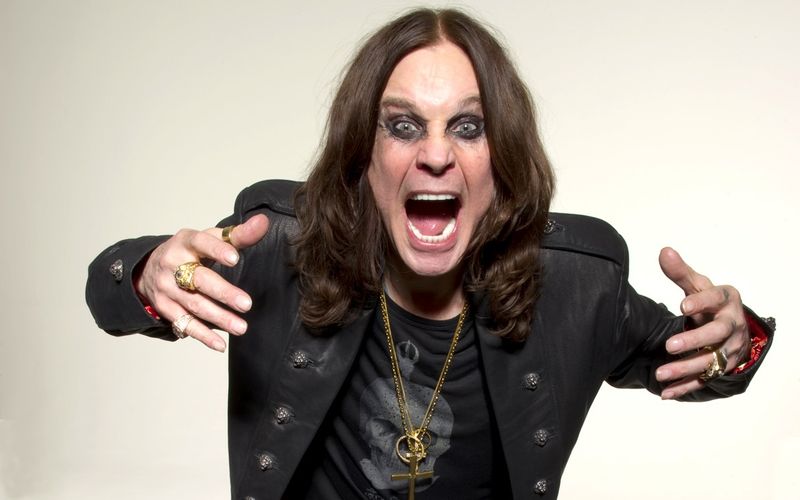 Ozzy Osbourne, der "Godfather of Metal", sagte zu Lebzeiten, dass er dem Tod schon 1.000-mal von der Schippe gesprungen sei. Etwas mehr als zwei Wochen nach seinem Abschiedskonzert in seiner Heimatstadt Birmingham erwischte es den "Fürst der Finsternis" und ehemaligen Black-Sabbath-Frontmann dann tatsächlich: Osbourne starb am 22. Juli im Alter von 76 Jahren.