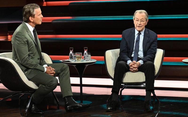 SPD-Politiker Franz Müntefering (rechts) reagierte sorgenvoll in Bezug auf die Zukunft Europas. Er sagte bei "Markus Lanz": "Die demokratischen Länder, die es in diesem Europa gibt, sind auf der Welt einmalig." 