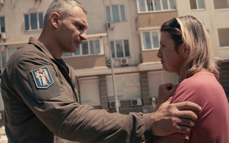 Kiews Bürgermeister Vitali Klitschko spricht mit einer Mitbürgerin, die Opfer eines russischen Raketenangriffs auf ihr Wohnhaus geworden ist. Der Dokumentarfilm "Klitschko - Der härteste Kampf" von Oscar-Preisträger Kevin Macdonald zeigt den Dauerstress des russischen Angriffskrieges aus Perspektive des ukrainischen Ex-Box-Champions.