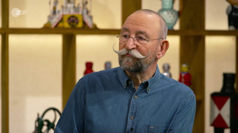 Bei Horst Lichter in der Mittwochsausgabe der ZDF-Trödelshow "Bares für Rares" hatte Verkäufer Uwe aus Leipzig "nicht allzu viel erwartet", aber auf eine Überraschung gehofft. Und die hatte er auch bekommen. Denn sein Wunschpreis wurde mehr als verzehnfacht. Eigentlich kein Wunder, denn sein Objekt stammte von einer wahren Musiklegende. 