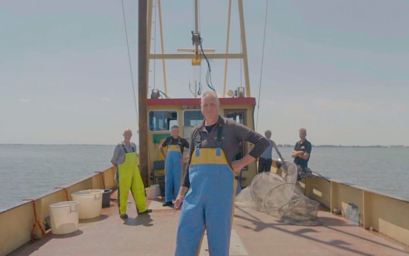 Der Fischer Patrick Schilder auf seinem Boot auf dem Jisselmeer. Im Hintergrund: Seine Crew. Die EU-Fangquoten verderben ihm die Laune.