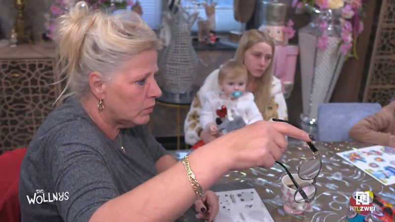Silvia Wollny (links) passiert beim Basteln ein Malheur.