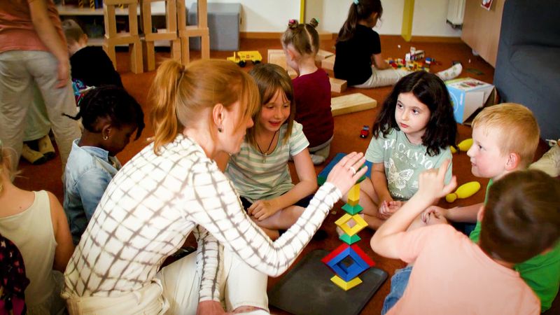 Eva Schulz möchte herausfinden, warum in Deutschland Familie und Beruf so schlecht zu vereinbaren sind, und besucht dafür auch eine Kindertagesstätte.