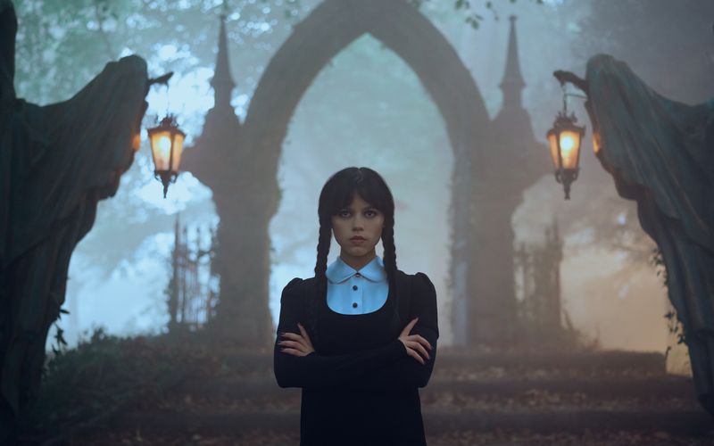 Cooler als sie war selten jemand im Netflix-Kosmos: Ab 6. August kehrt Jenna Ortega als Wednesday Addams zurück auf die Bildschirme.