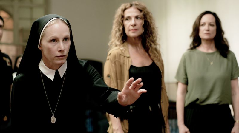 Von Anfang an ist Karla Lorenz (Natalia Wörner, rechts) klar, dass die Oberin (Susanne Wuest, links) sie anlügt und die Ermittlungen behindert. Dank Chefermittlerin Motte (Clelia Sarto) kann schließlich doch noch die Wahrheit ermittelt werden.