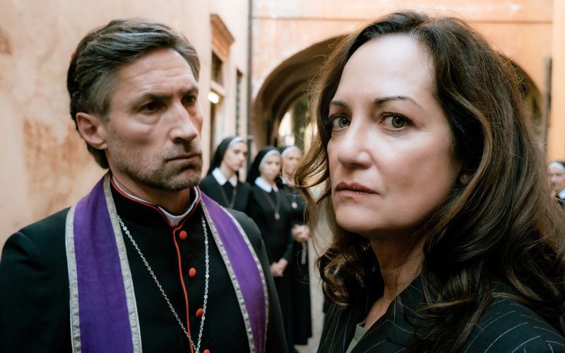 Kardinal Köhlbauer (Benjamin Sadler) scheint mehr zu wissen, als er zugibt. Vergreift auch er sich an jungen Nonnen? Karla Lorenz (Natalia Wörner) zieht mit ihren Ermittlungen in Kirchenkreisen Köhlbauers Zorn auf sich.