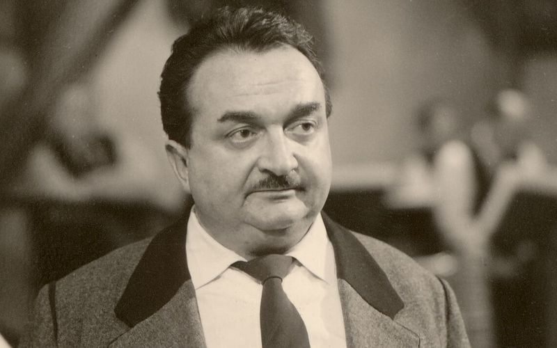 Olf Fischer (1917-1998) war der kreative Kopf hinter dem "Komödienstadel", der 1954 als Hörfunkreihe begann und ab 1959 auch im Fernsehen zu sehen war. In über 30 TV-Stücken der Reihe führte er Regie. Als Leiter der BR-Unterhaltungsabteilung prägte Fischer das bayerische Volkstheater im Rundfunk wie kein anderer, er gilt zudem als Initiator des berühmten Nockherberg-Singspiels.