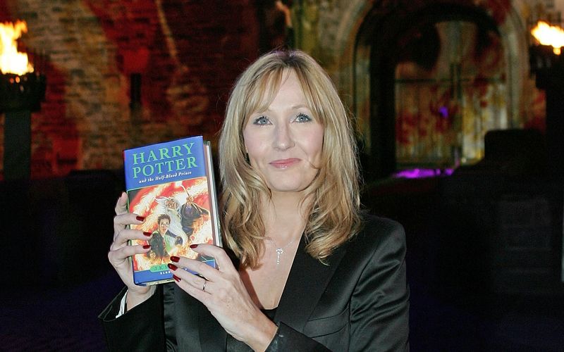 J.K. Rowling begeisterte Millionen mit der Geschichte von Zauberer Harry Potter. Die magische Welt und ihre Charaktere sind bis heute weltweit bekannt.