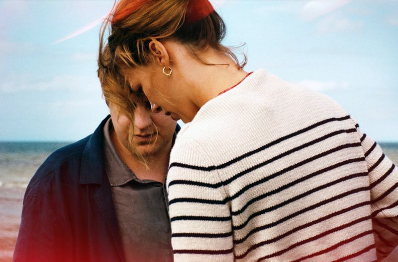 Leon (Thomas Schubert) kann Nadja (Paula Beer) anfangs nicht leiden, da sie seine Pläne durchkreuzt und seine Arbeit stört. Dann kommt er ihr aber doch irgendwie näher. 