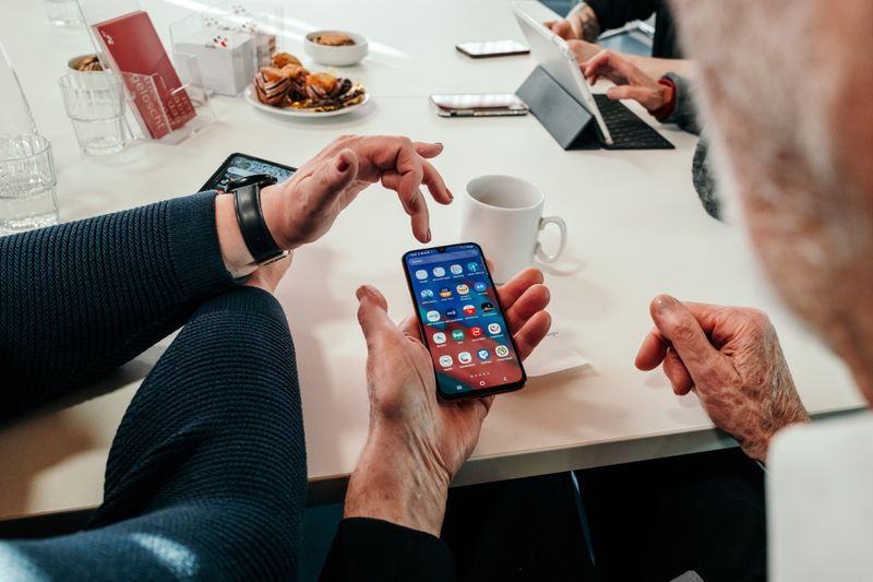 Immer mehr Senioren wissen zu schätzen, welche wertvollen Alltagshelfer Smartphones sein können.