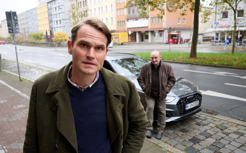 In seinem neuesten Fall, der am Sonntag, 14. September, im Ersten ausgestrahlt wird, ermittelt Fabian Hinrichs (vorne) alias Felix Voss in Nürnberg erstmals ohne Kollegin Paula Ringelhahn. Dafür erhält er Unterstützung von seinem Fahrer Fred (Sigi Zimmerschied).