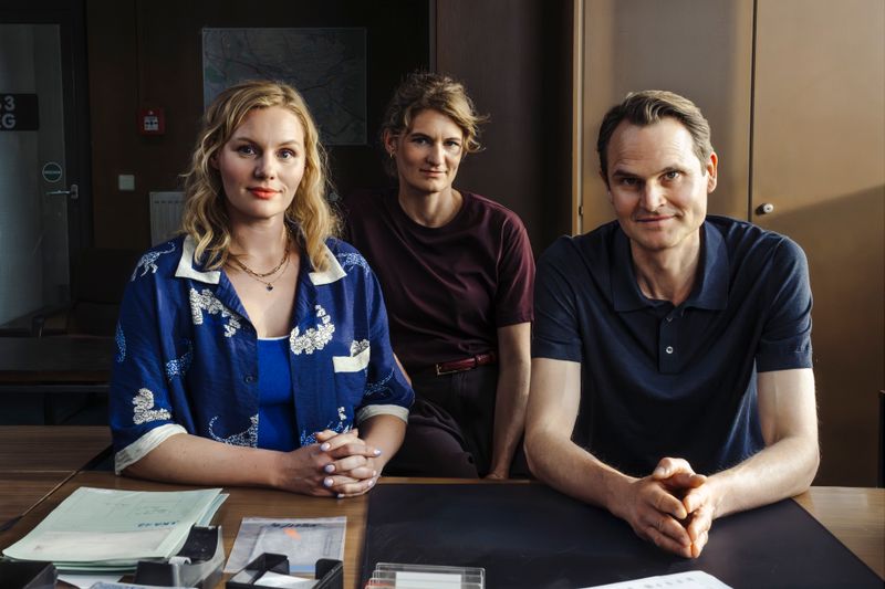 Am Set des aktuell gedrehten "Tatort: Gottesgarten" in Nürnberg: 2026 wird der erste Franken-"Tatort" mit Rosalie Thomass als Hauptkommissarin Emilia Rathgeber (links) ausgestrahlt. Sie wird nach dem Ausstieg von Dagmar Manzel mit Fabian Hinrichs alias Felix Voss und Eli Wasserscheid alias Wanda Goldwasser ermitteln.