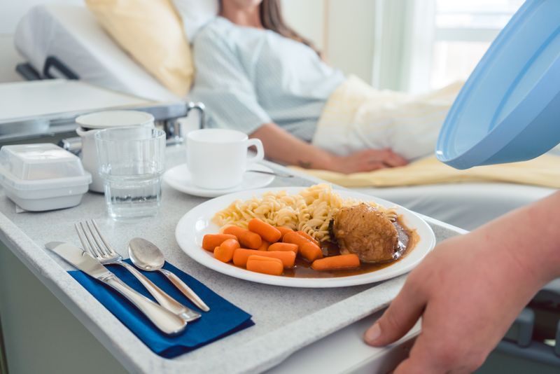 Das Essen in deutschen Krankenhäusern und Pflegeeinrichtungen ist auf längere Zeit ein Risiko für die Gesundheit. 