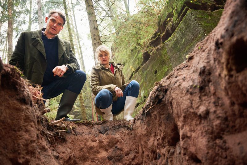 In "Ich sehe dich" leitet Hauptkriminalkommissar Felix Voss (Fabian Hinrichs, links) seinen ersten Fall ohne seine langjährige Partnerin Paula Ringelhahn (Dagmar Manzel stieg 2024 aus der Reihe). Immerhin: Unterstützung bei der Ermittlung im Fall eines toten Fahrradhändlers bekommt er von Wanda Goldwasser (Eli Wasserscheid, rechts) und seinem Fahrer Fred (Sigi Zimmerschied).