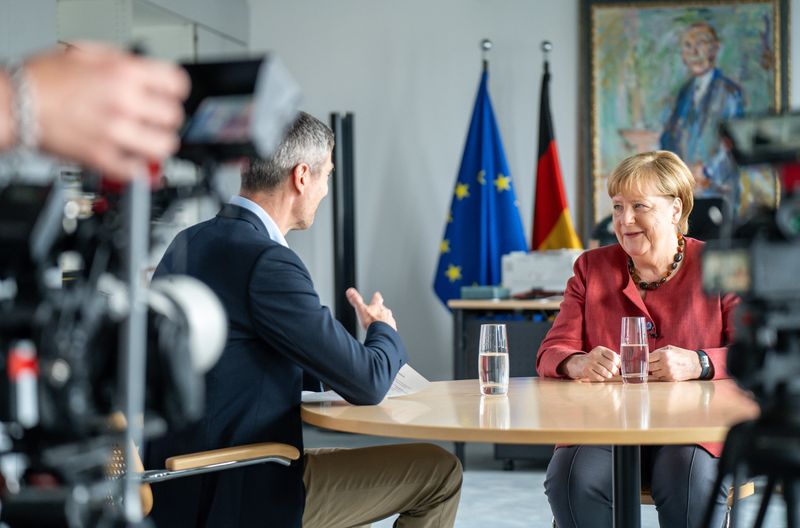 Trotz aller Kritik an ihrem einstigen Kurs hat sich Angela Merkel ihre gelassene Grundstimmung - und ihren Humor - erhalten.