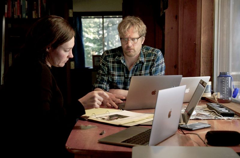 Die Investigativreporter Mallory Newman und Nate Halverson recherchieren zu weltweiter Lebensmittelsicherheit und nationalen Interessen.