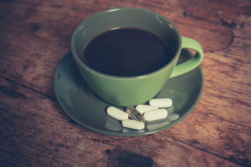 Kaffee während einer Antibiotikatherapie zu trinken kann womöglich die Genesung verzögern. 