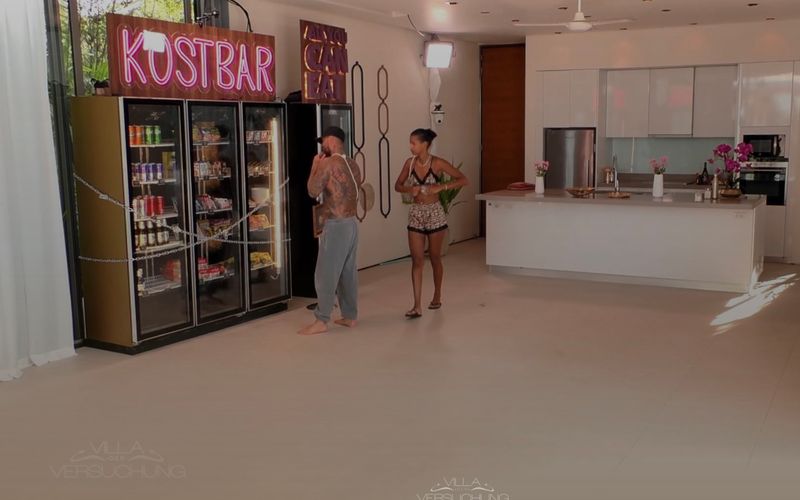 Heimliches Diebesgut: Brenda und Gigi erleichtern die "Kost-Bar" um fünf Zigaretten