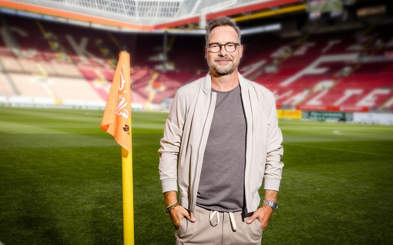 Der erste Schuss gehört neben Sky auch SAT.1: Der Sender überträgt das Auftaktspiel der neuen Bundesliga-Saison zwischen dem FC Bayern und RB Leipzig live. Als "ran"-Moderator an der Seitenlinie dabei: Matthias Opdenhövel (Bild).