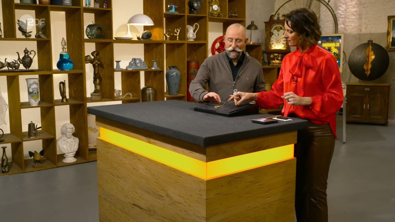 Zwei Schmuckstücke hatten es dem "Bares für Rares"-Moderator in der Montagsfolge besonders angetan: "Sehr interessant", schwärmte Horst Lichter und geriet ins Fabulieren: "Das sieht aus wie ein Tropfen, gehalten von Gold, das könnte auch im Berg sein."