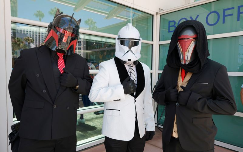 So beginnen womöglich Cosplayer-Witze: Kommen ein Death Trooper, ein Clone Trooper und Darth Revan in Anzügen zur Comic Con ...