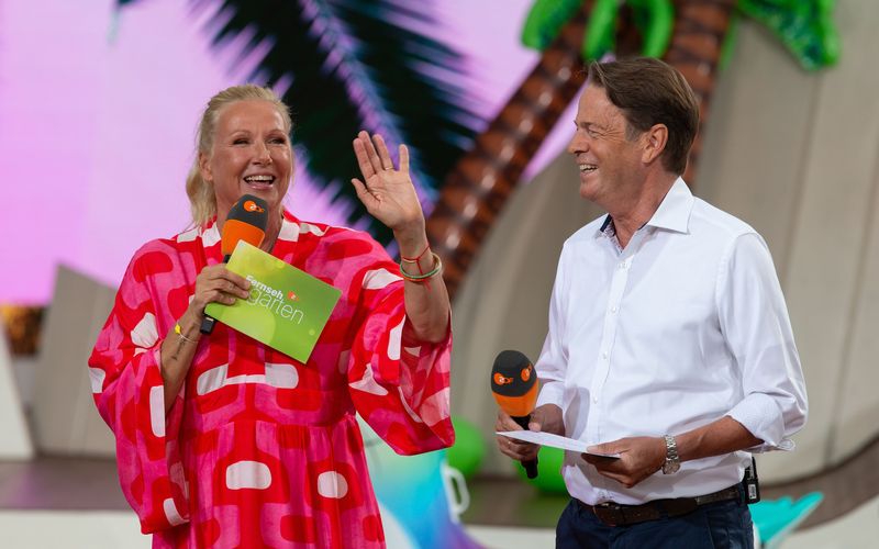 Andrea Kiewel und Co-Moderator Rudi Cerne wurden beim "ZDF-Fernsehgarten" von einem Unwetter überrascht.