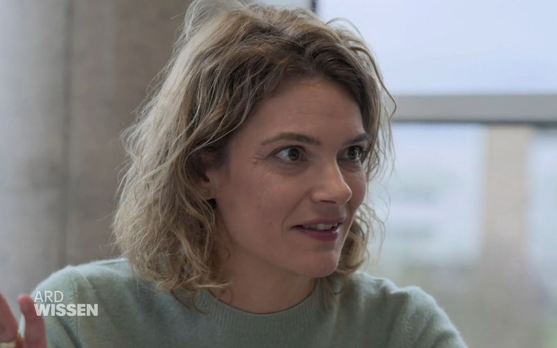 ARD-Reporterin Lena Ganschow will herausfinden, wie schädlich oder gesund UV-Strahlung tatsächlich für uns ist.
