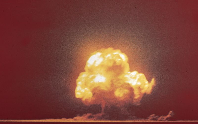 Vor 80 Jahren, am 6. April 1945, wurde die erste Atombombe im Krieg eingesetzt. Ziel der US-Operation war die japanische Stadt Hiroshima. Weit über 100.000 Einwohner starben. Der HISTORY Channel zeigt zu diesem Anlass zwei Dokumentationen, die die historischen Umstände und den Schrecken der Bombe beleuchten.