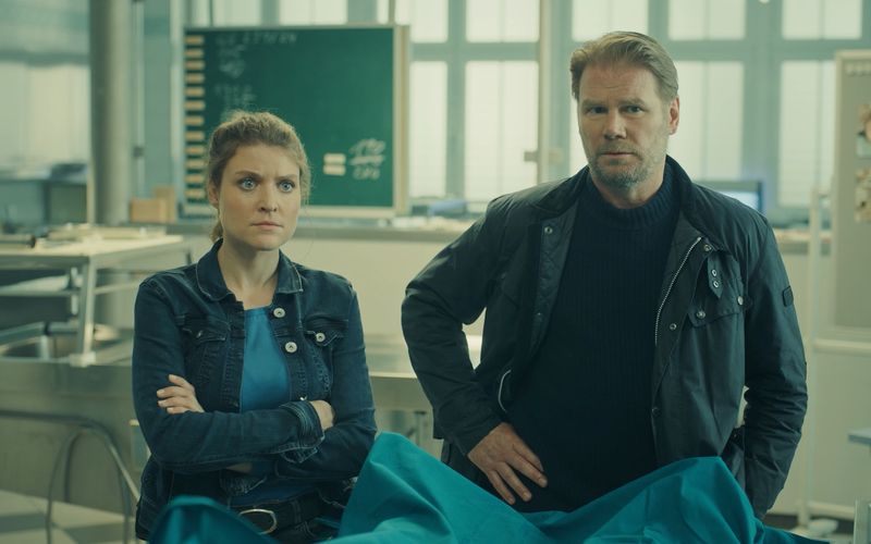 Karina Szabo (Lara Mandoki) und Robert Winkler (Kai Scheve) staunen nicht schlecht, als sie erfahren, dass der Tote, der jahrzehntelang vergraben im Wald lag, und der gerade ermordete Holger Berthold nicht nur Brüder waren, sondern darüber hinaus eineiige Zwillinge.