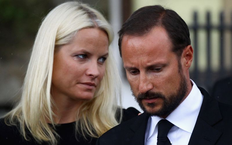 Mette-Marit Tjessem Høiby, hier zusammen mit dem norwegischen Prinzen Haakon, ist auch heute noch umstritten.