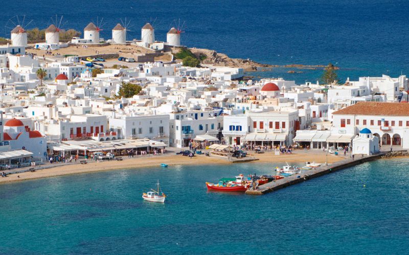 Die weiß getünchten Windmühlen, die auf einem Hügel mit Blick auf Mykonos-Stadt aufgereiht sind, sind das Wahrzeichen der Insel.
