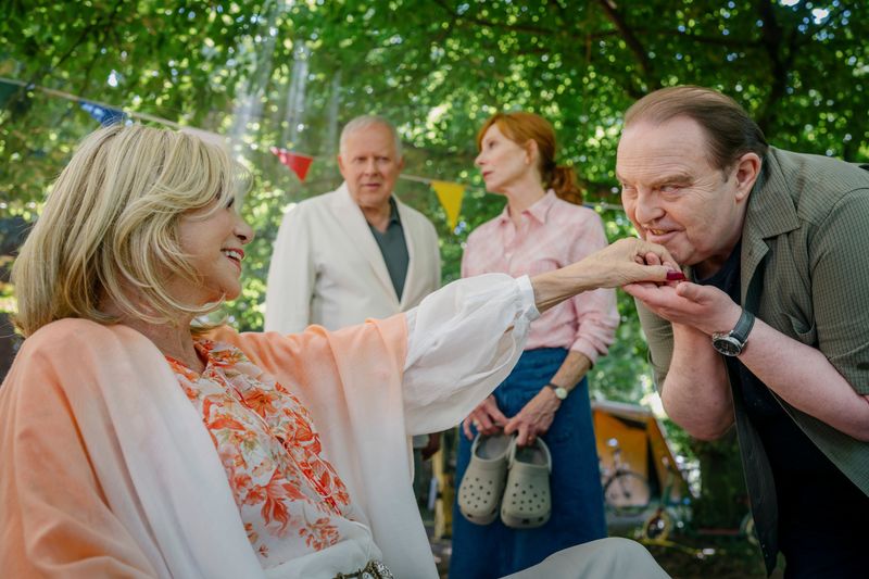 Kaum auf dem Campingplatz angekommen, wirft Geralds (Axel Milberg, zweiter von links) Mutter Susanne (Judy Winter, links) schon ihre Fänge aus: Wäre Abteilungsdirektor Giering (Gustav Peter Wöhler) ein Mann für sie? Nicht nur Gundula (Andrea Sawatzki) ist da skeptisch.